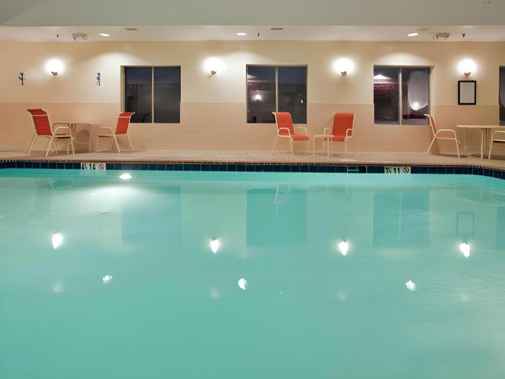 Holiday Inn Express & Suites Fredericksburg By Ihg Exterior foto